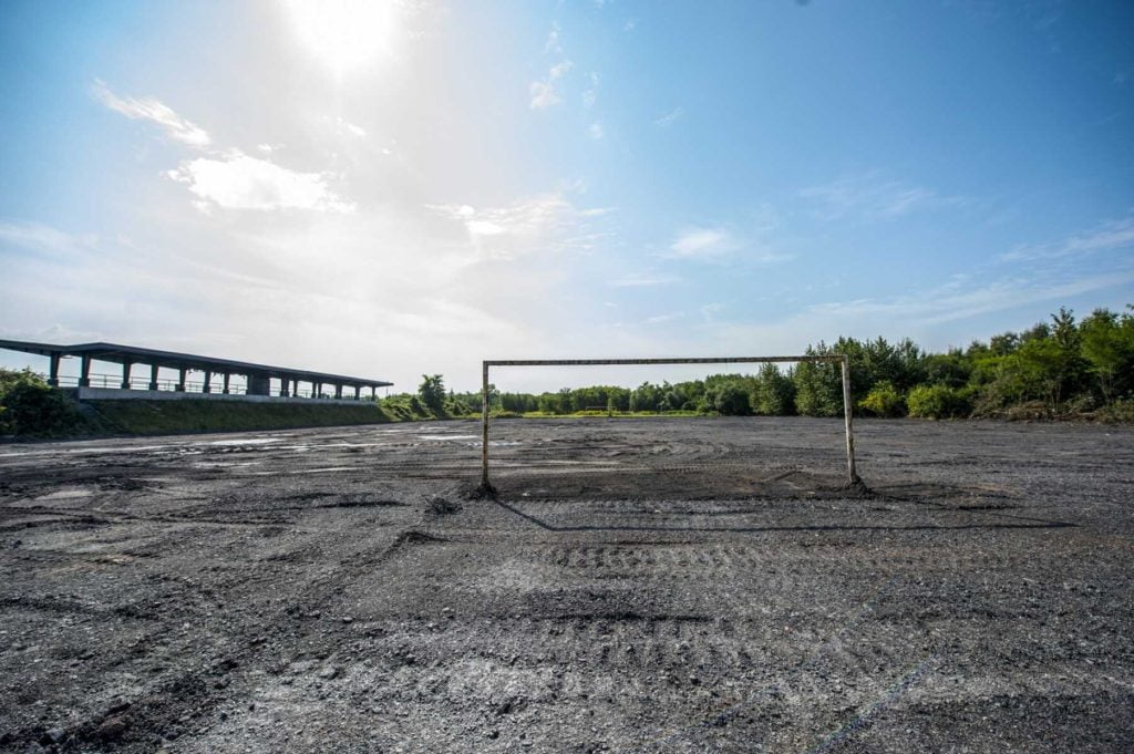 Prace nad budową płyty boiska w Rozbarku