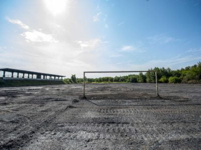 Prace nad budową płyty boiska w Rozbarku