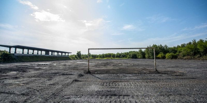 Prace nad budową płyty boiska w Rozbarku