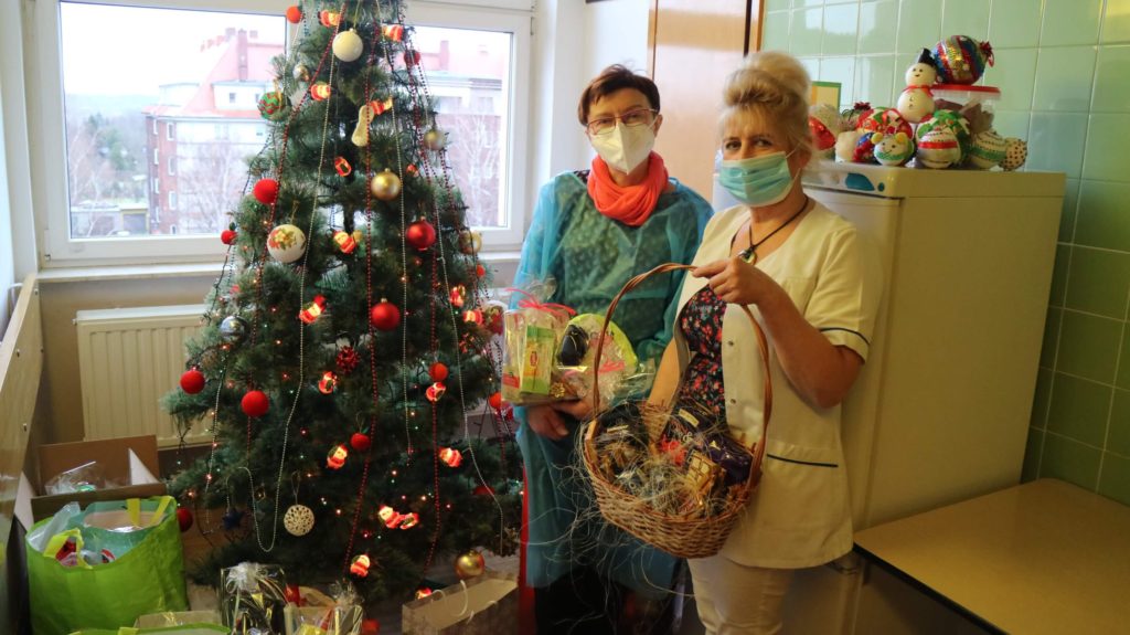 Kolorowe damy z prezentami na święta dla pacjentów onkologicznych