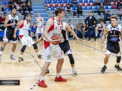 Niepokonani koszykarze z BS Polonia Bytom Ostatni mecz udowodnił tylko, że koszykarze z BS Polonia Bytom są niepokonani. Zawodnicy na wyjedzie pokonali Niedźwiadki Chemart Przemyśl. Niepokonani koszykarze z BS Polonia ostatni wygranym meczem umocnili swoją pozycję w tabeli ligowej. Zawodnicy pokonali na wyjeździe Niedźwiadki Chemart 131:87. Jak wygląda to wszystko w ligowej tabeli? rek. Niepokonani koszykarze z BS Polonia Bytom Bytomscy zawodnicy aktualnie są liderem tabeli drugiej ligi grupy C, a wczorajsze dzień zakończył się sukcesem. Dzięki temu, Poloniści mają 10 nieprzerwanych zwycięstw podczas sezonu. Oczywiście nie upoważnia to do zwolnienia tempa i zawodnicy dalej ciężko trenują. W tabeli tuż za BS Polonia Bytom jest ze stratą tylko jednego punktu drużyna z Tarnowskich Gór oraz Bielsko-Białej. Do końca rundy pozostało jeszcze 12 kolejek. Kiedy następny mecz? Koszykarze z BS Polonia Bytom kolejny mecz rozegrają 22 stycznia już w Bytomiu. Tego dnia o godzinie 18:00 zagrają z MUKS 1811 Tarnów w Hali na Skarpie. Źródło informacji, zdjęcie: UM Bytom