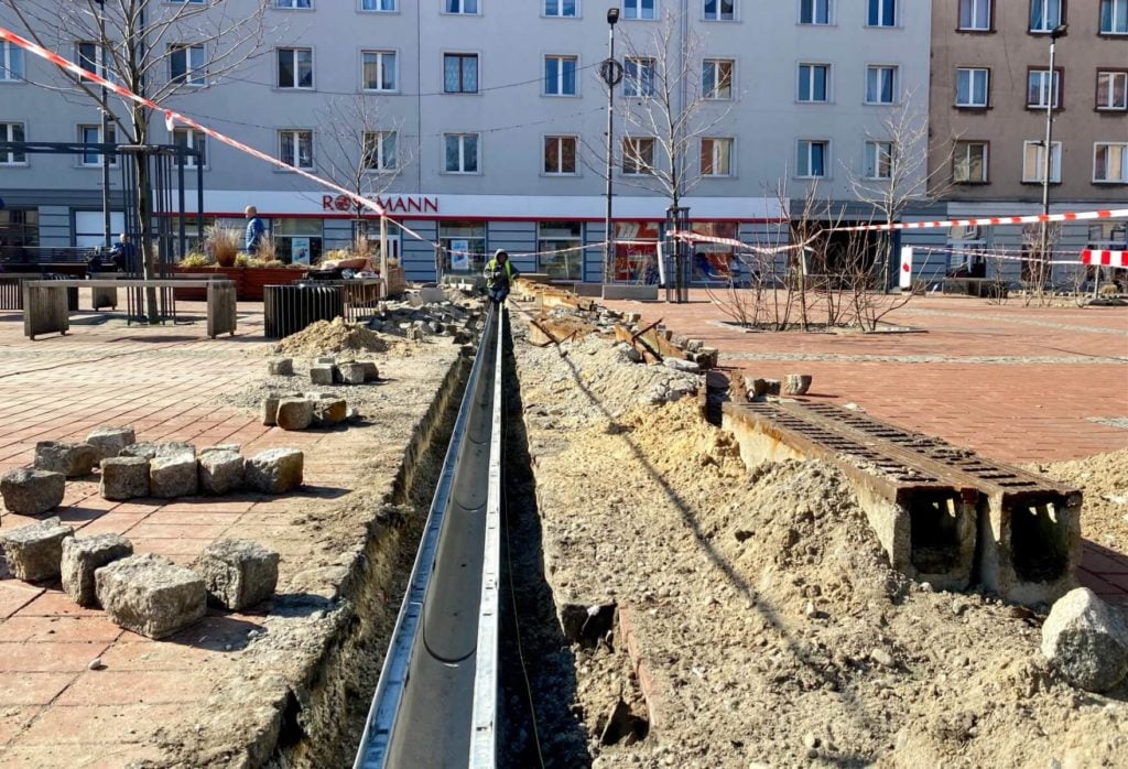 Trwają naprawcze prace na płycie Rynku w Bytomiu