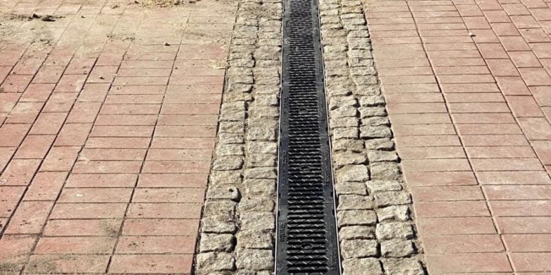 Trwają naprawcze prace na płycie Rynku w Bytomiu