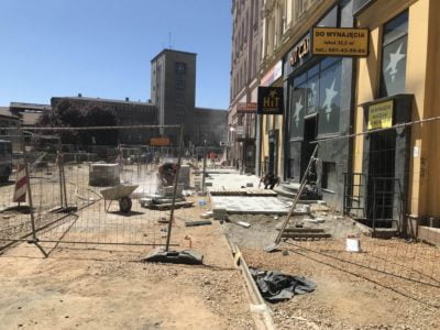 Nowa Dworcowa: Zaczęto układać nową nawierzchnię na bytomskim deptaku