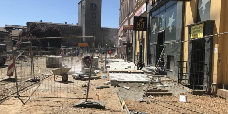 Nowa Dworcowa: Zaczęto układać nową nawierzchnię na bytomskim deptaku