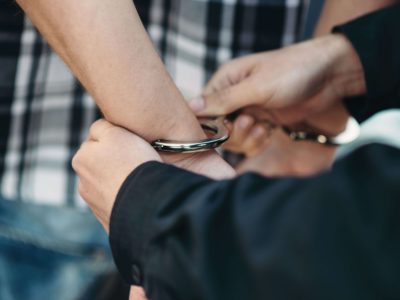 Sklepowy złodziej ujęty na gorący uczynku