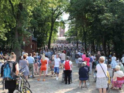 Pielgrzymka kobiet i dziewcząt do Piekar Śląskich