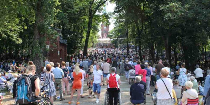 Pielgrzymka kobiet i dziewcząt do Piekar Śląskich