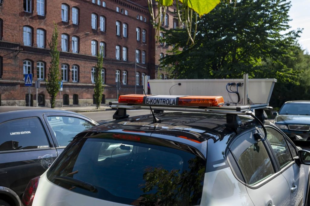 Testowanie samochodu do e-kontroli stref parkowania