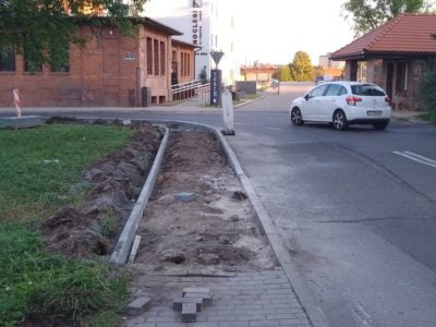 Remont chodnika w pobliżu Teatru Rozbark
