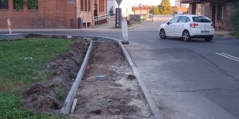 Remont chodnika w pobliżu Teatru Rozbark