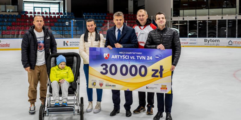 Przekazano pieniądze z meczu charytatywnego na rehabilitację Kuby Goniwiechy