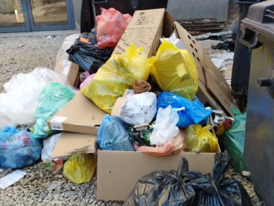 Śmieciowy problem mieszkańców i przedsiębiorców przy ulicy Dworcowej