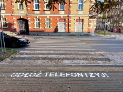 Akcja bezpieczeństwa na bytomskich przejściach: Odłóż telefon i żyj