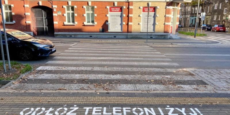 Akcja bezpieczeństwa na bytomskich przejściach: Odłóż telefon i żyj