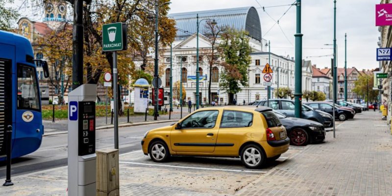 Przebudowano chodnik i parkingi na ulicy Moniuszki w Bytomiu