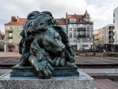 Wyczyszczono Śpiącego Lwa na bytomskim Rynku