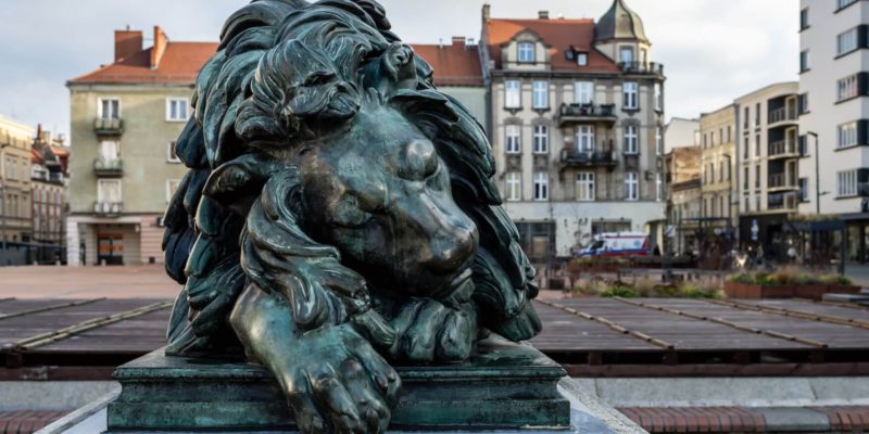 Wyczyszczono Śpiącego Lwa na bytomskim Rynku